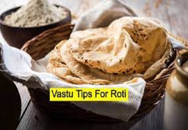 Vastu For Roti नियम के अनुसार रोटी बनाती महिला