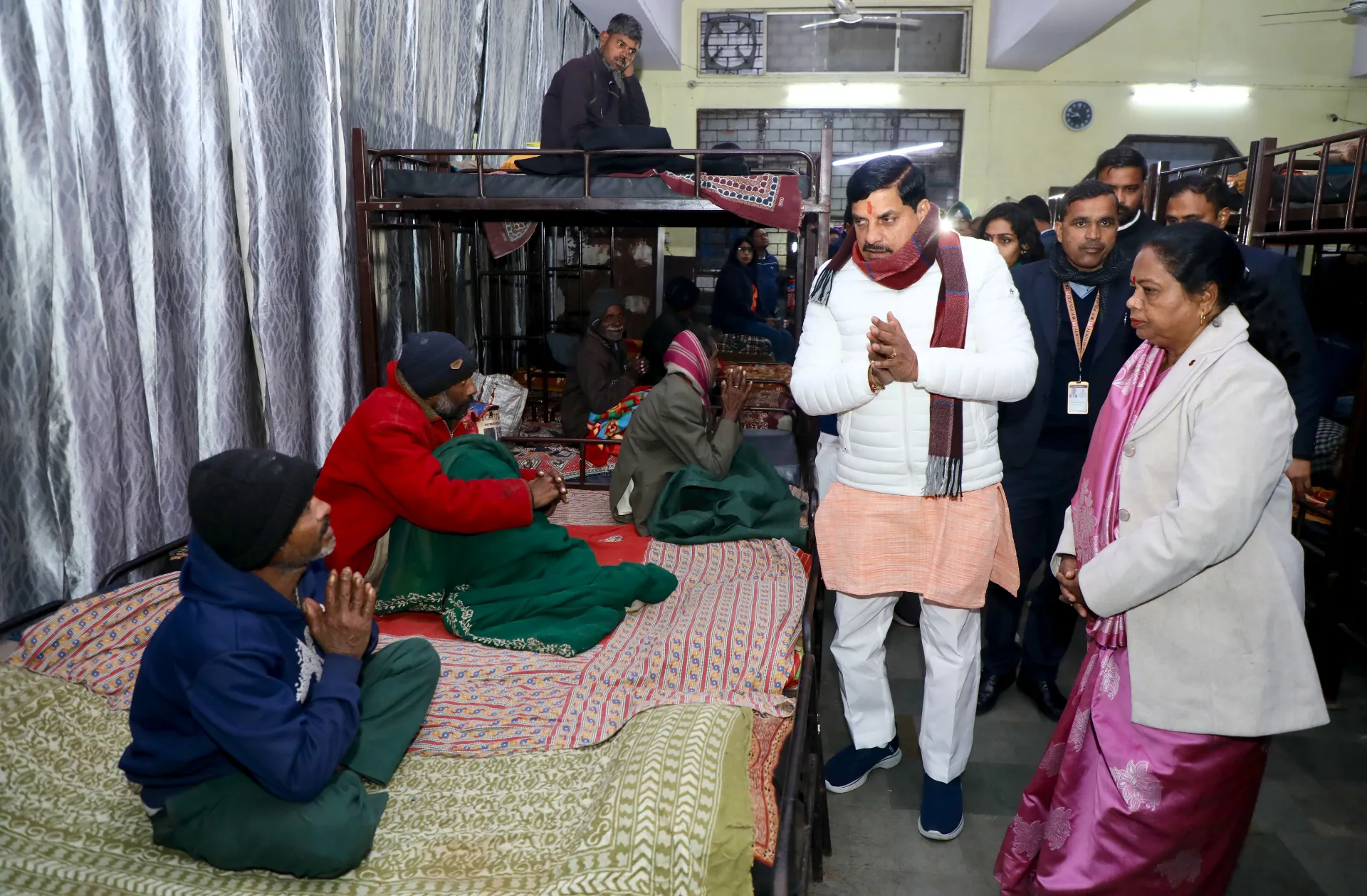 कड़ाके की ठंड में गरीबों के बीच पहुंचे CM मोहन यादव, रैन बसेरा में बांटे कंबल