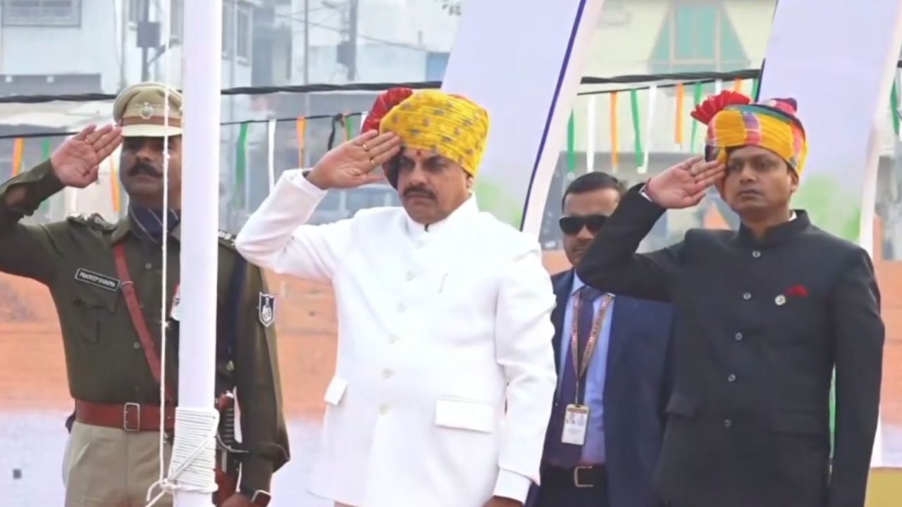 उज्जैन में CM मोहन यादव ने तिरंगा फहराकर दिया एकता और संविधान सम्मान का संदेश