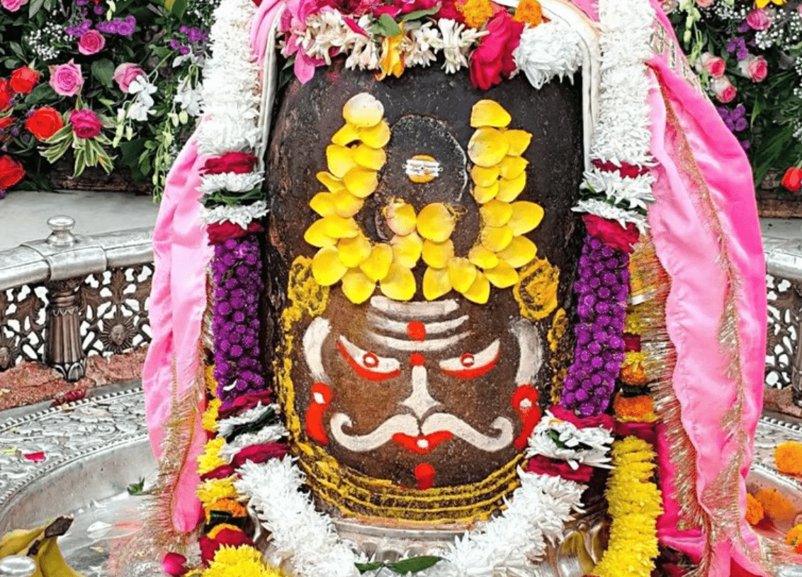 Ujjain 22 जनवरी महाकाल आरती: रजत मुकुट ड्रायफ्रूट और दिव्य आभूषणों से सजे बाबा महाकाल भस्म आरती में उमड़ा श्रद्धा का सैलाब