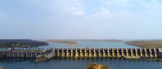 MP में बड़ा हादसा टला: बिना चेतावनी छोड़ा गया ओंकारेश्वर बांध से पानी नर्मदा में फंसे 10 मजदूरों का रेस्क्यू