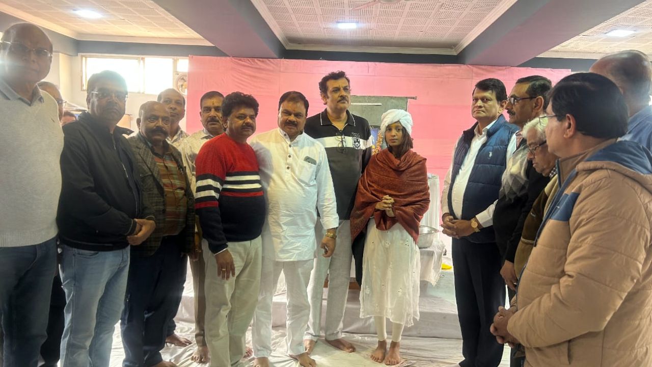 Indore परवार Jain समाज ने बेटी को पगड़ी पहनाकर जिम्मेदारी सौंपी