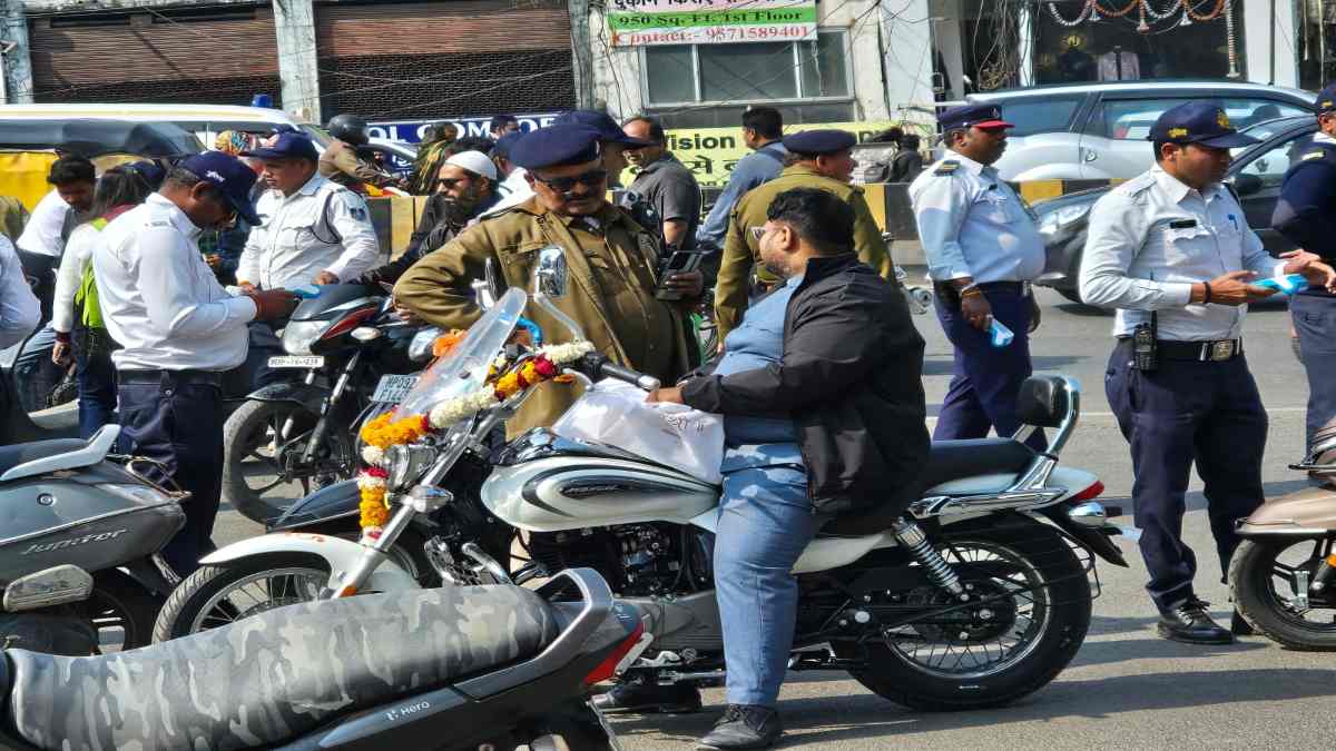बिना हेलमेट घर से निकले तो सीधा चालान, सड़क पर उतरते ही Traffic पुलिस की सख्त कार्रवाई