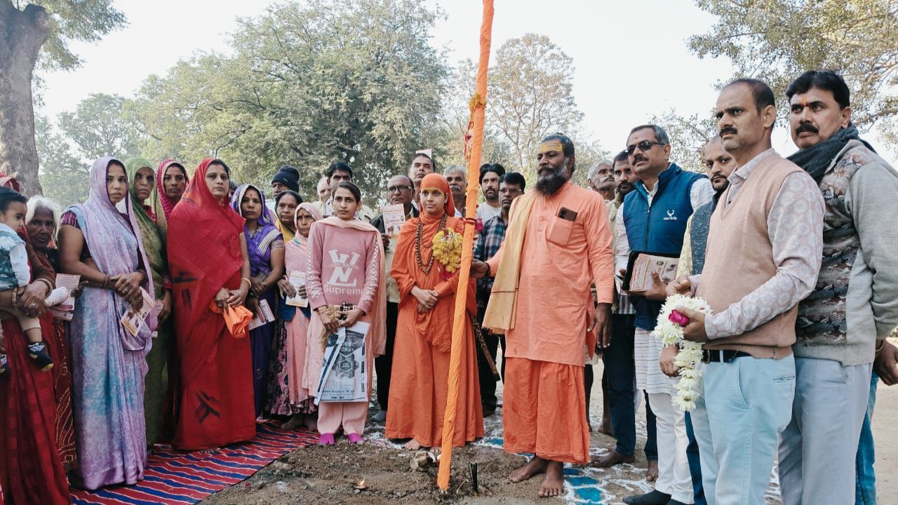 Jhakanawada में विधि-विधान के साथ ध्वज दंड स्थापना कार्यक्रम संपन्न