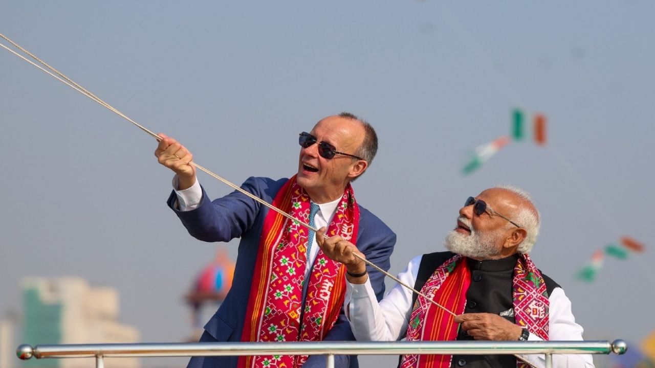 International Kite Festival: पीएम मोदी ने विदेशी मेहमान के साथ उड़ाई पतंग, दिखी भारत की सॉफ्ट पावर