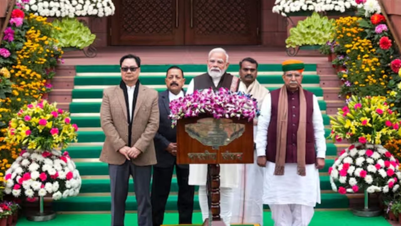 ‘PM मोदी हर सत्र की शुरुआत में देश को पाखंड संदेश देते हैं’: Congress