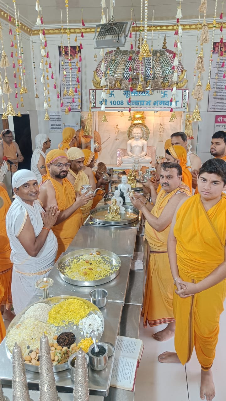 नव वर्ष प्रभु भक्ति जैन मंदिर में श्री चंद्रप्रभु भगवान की शांतिधारा अभिषेक
