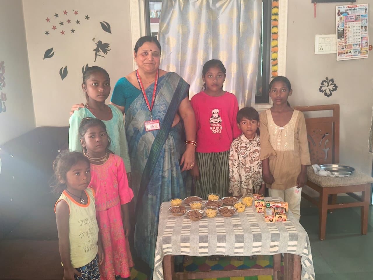 भारतीय मानव अधिकार सहकार ट्रस्ट सेवा के तहत ठंड में बच्चों को गर्म कपड़े देते हुए