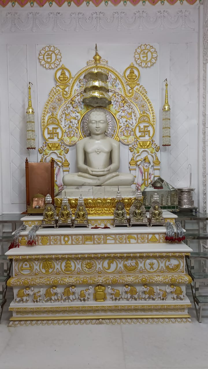 श्री 1008 आदिनाथ मोक्षकल्याणक महामहोत्सव में महामस्तकाभिषेक का दृश्य