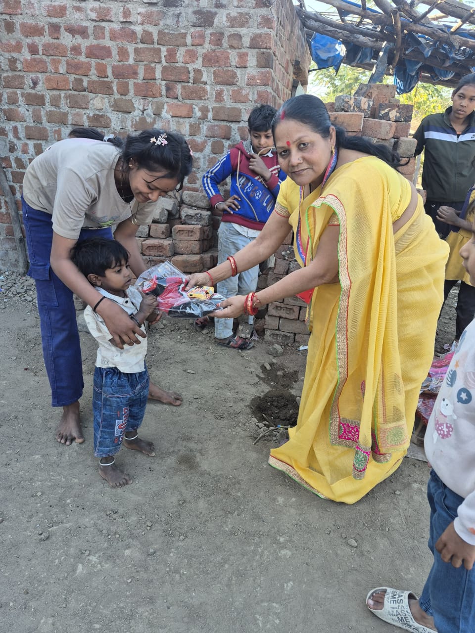मकर संक्रांति बनी मानवता का पर्व, Dewas में जरूरतमंदों के लिए चला राहत अभियान