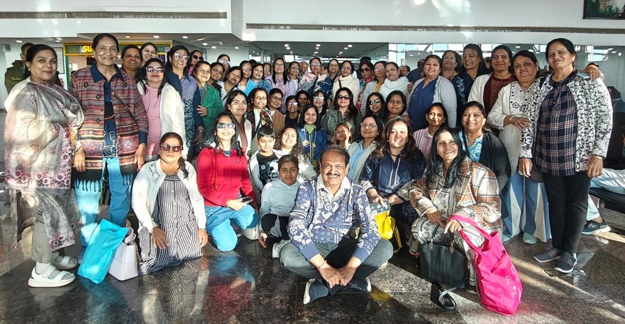 अ भा श्वेताम्बर जैन महिला संघ यात्रा में महिलाएँ अबूधाबी मंदिर दर्शन करते हुए