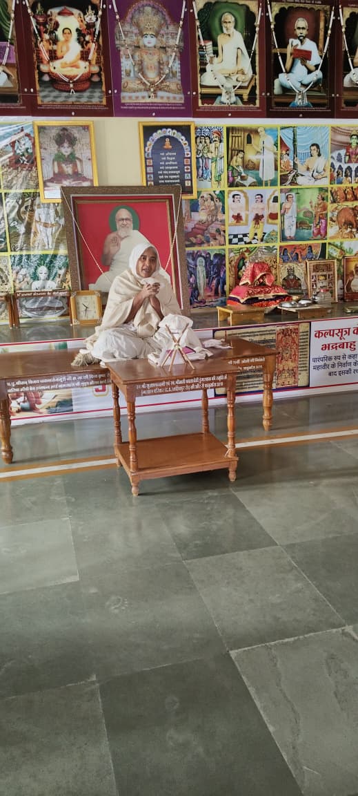 Mahidpur Road : श्री राजेंद्र सुरि ज्ञान मंदिर में पूज्य साध्वी जी का आध्यात्मिक प्रवचन