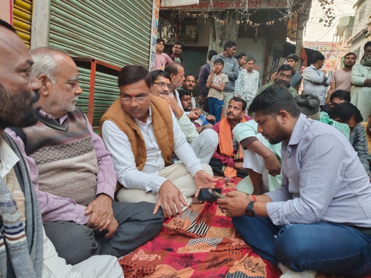 बम्होरी स्वास्थ्य सुविधा संकट में PHC के बाहर प्रदर्शन करते ग्रामीण