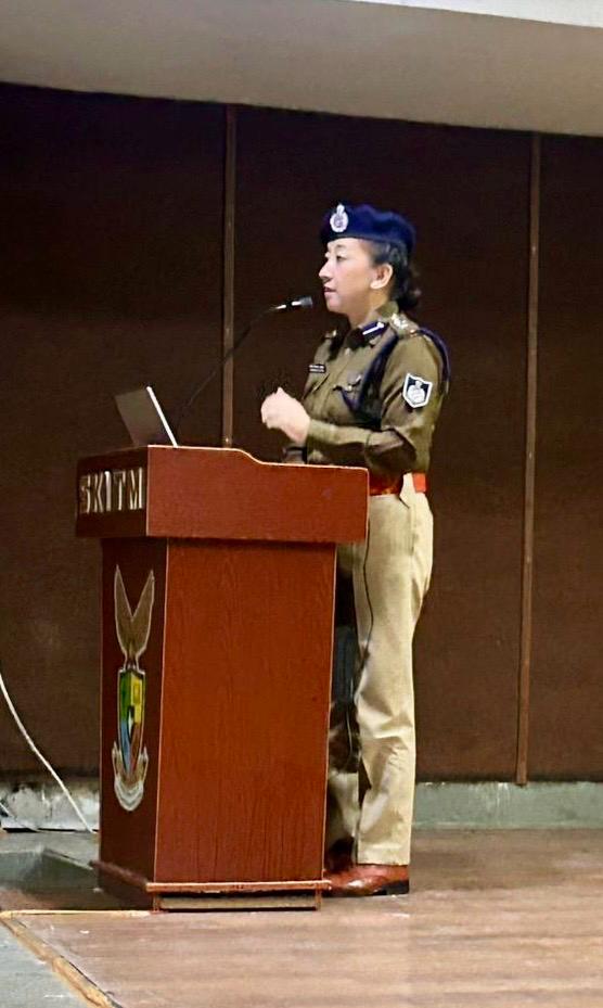सड़क सुरक्षा माह इंदौर ग्रामीण पुलिस द्वारा SKTM कॉलेज खुडैल में छात्रों को यातायात नियमों की जानकारी देते पुलिस अधिकारी