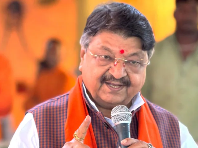 इंदौर में Vijayvargiya का तीखा प्रहार: ठेकेदार दिलाए कपड़े तो कैसा चरित्र निर्माण?