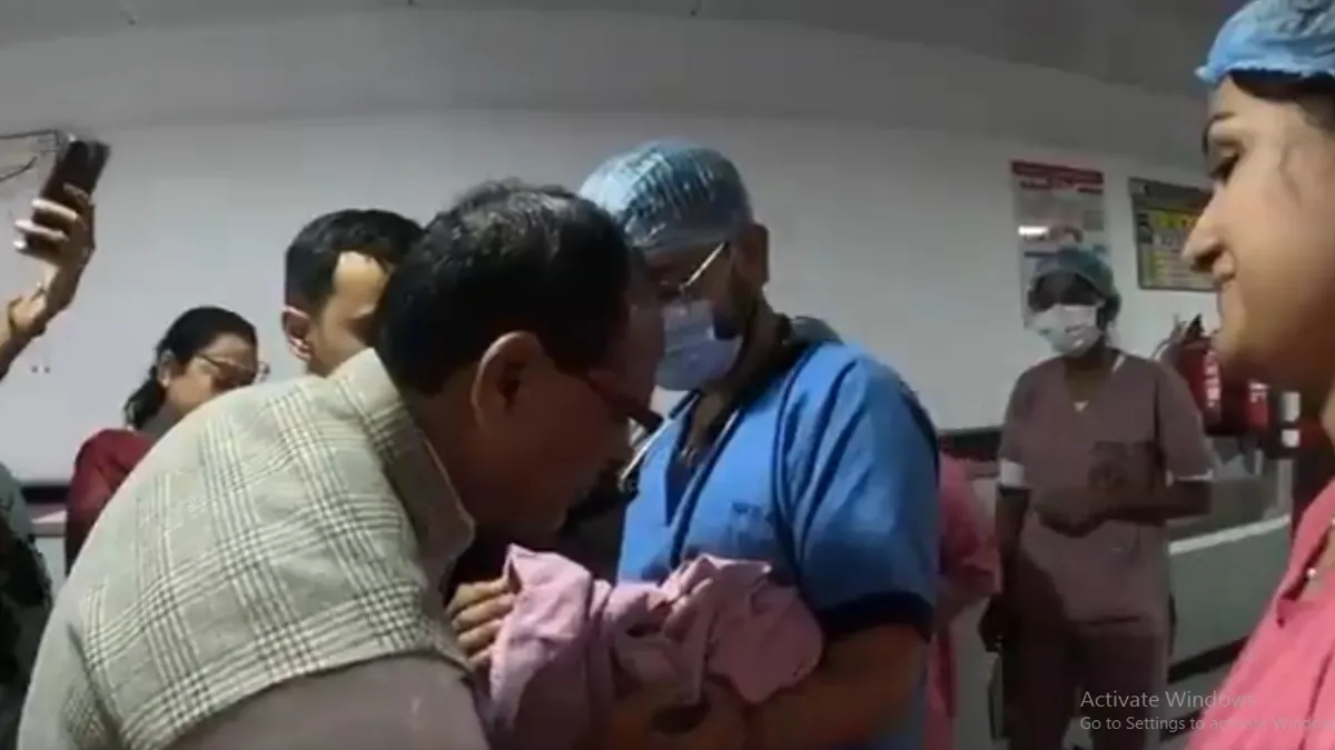 MP News: केंद्रीय कृषि मंत्री शिवराज सिंह चौहान बने दादा पोती के कान में सुनाया गायत्री मंत्र