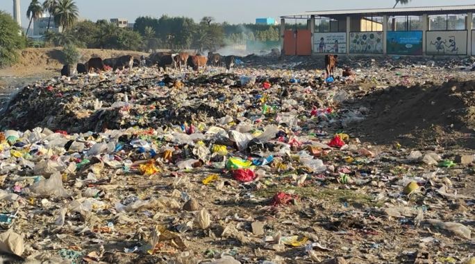 Indore: खुले में जलाए जा रहे कचरे से फैल रहा जहरीला धुआं जिम्मेदारों की अनदेखी