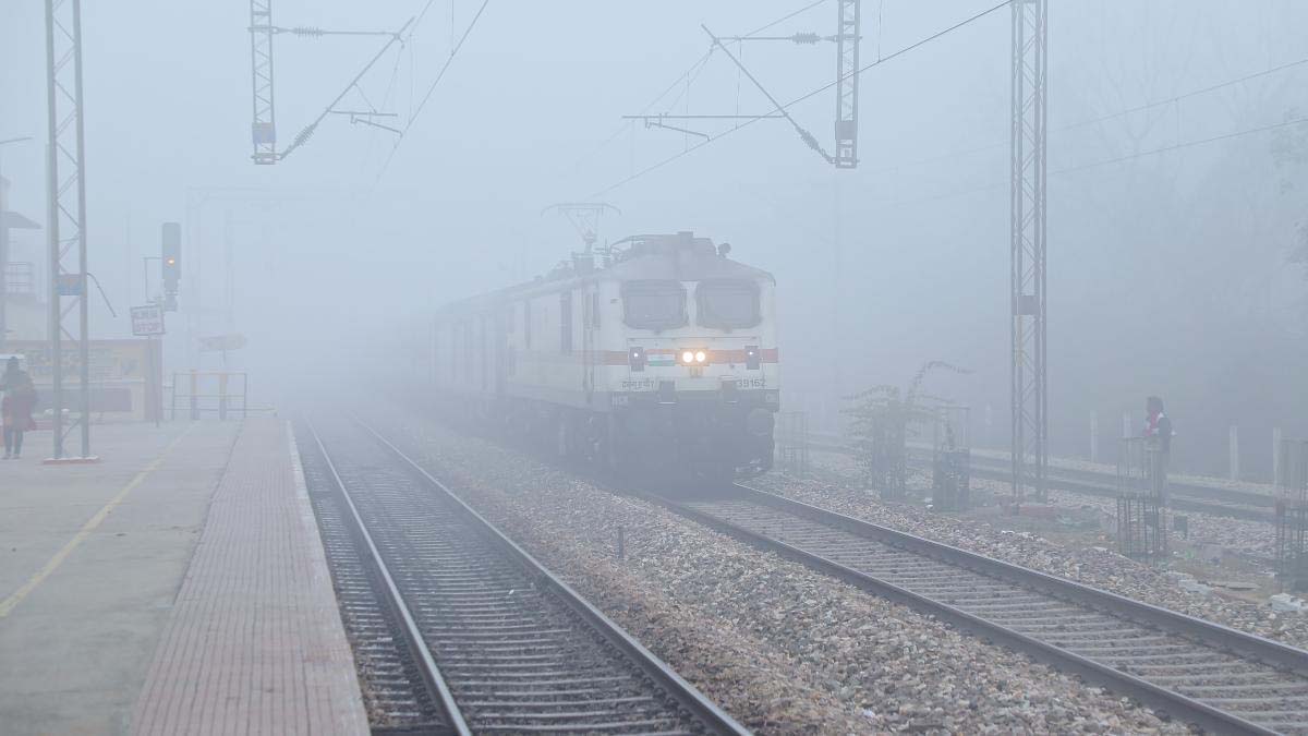 MP Train Late: भीषण सर्दी और घने कोहरे से रेल यातायात प्रभावित, भोपाल रेल मंडल से गुजरने वाली 18 ट्रेनें लेट