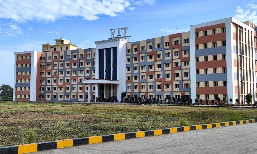 सीहोर VIT यूनिवर्सिटी फूड पॉइज़निंग मामला: दो महीने बाद भी कार्रवाई नहीं, छात्रों में रोष