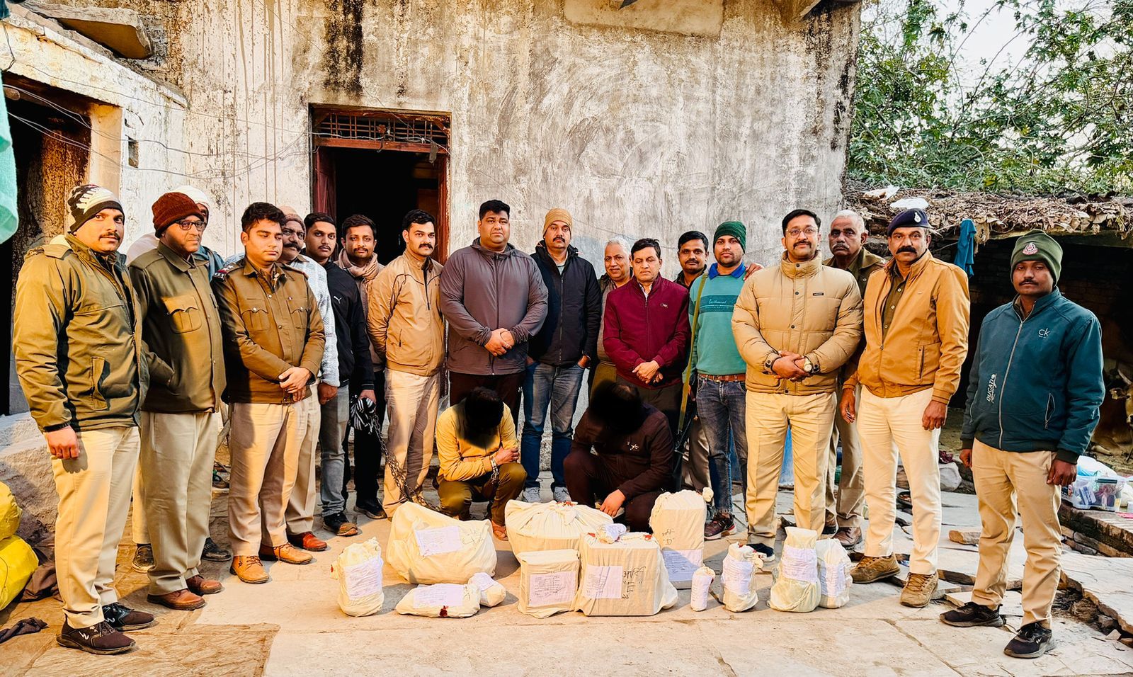 Chanderi के गांव में MD ड्रग्स फैक्ट्री का भंडाफोड़: इंदौर नारकोटिक्स ने मारा छापा, 2 आरोपी गिरफ्तार