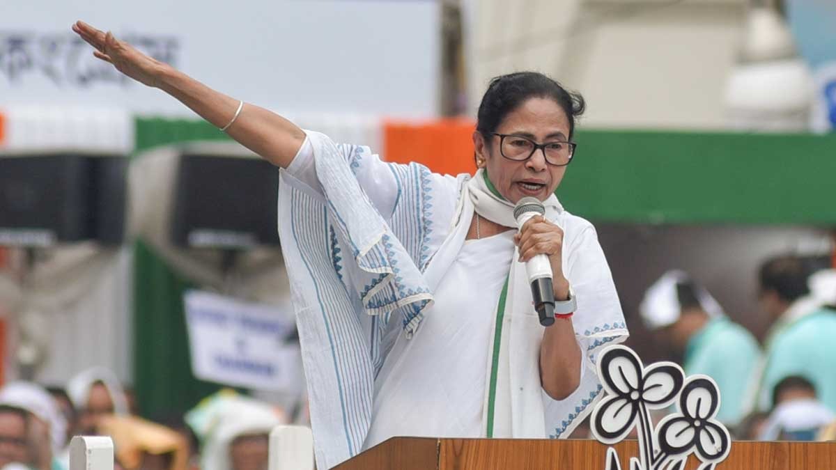 Mamata Banerjee ने चुनाव आयोग पर वोटर सूची से नाम हटाने का आरोप लगाया