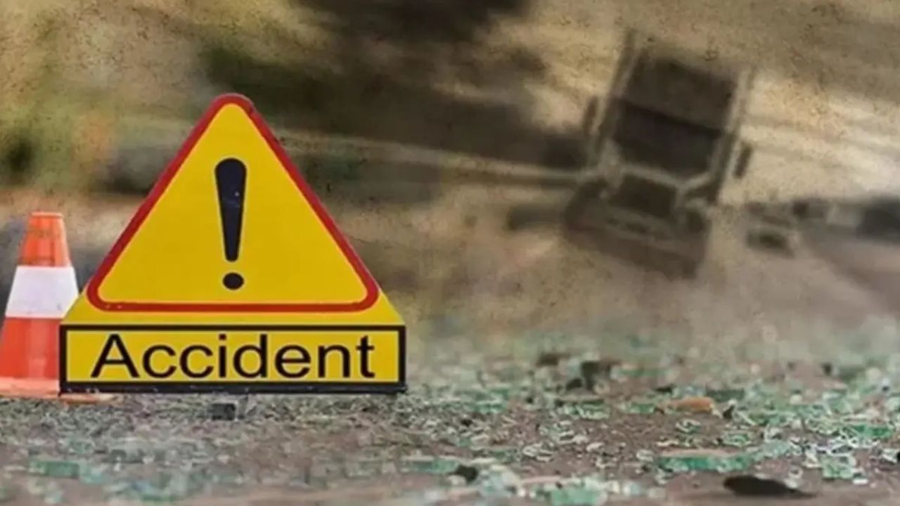 Indore में लोडिंग वाहन ने 4 लोगों को टक्कर मारी, 2 की हालत गंभीर