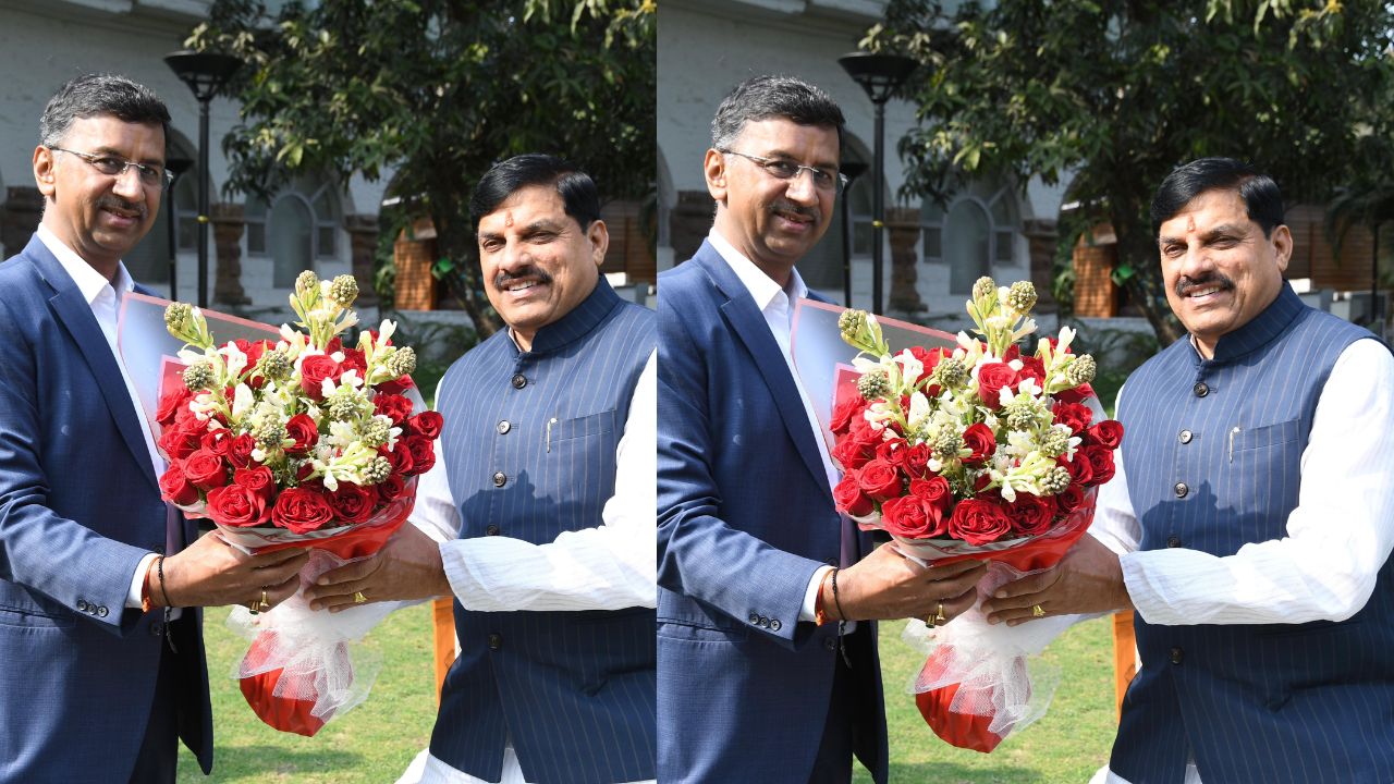 CM डॉ. मोहन यादव से नवपदस्थ आयुक्त मनीष सिंह ने की सौजन्य भेंट