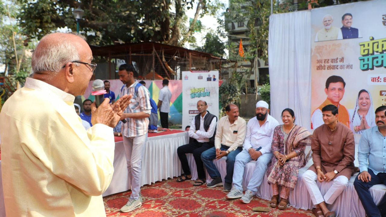 इंदौर जनता चौपाल में नागरिक अपनी समस्या रखते हुए
