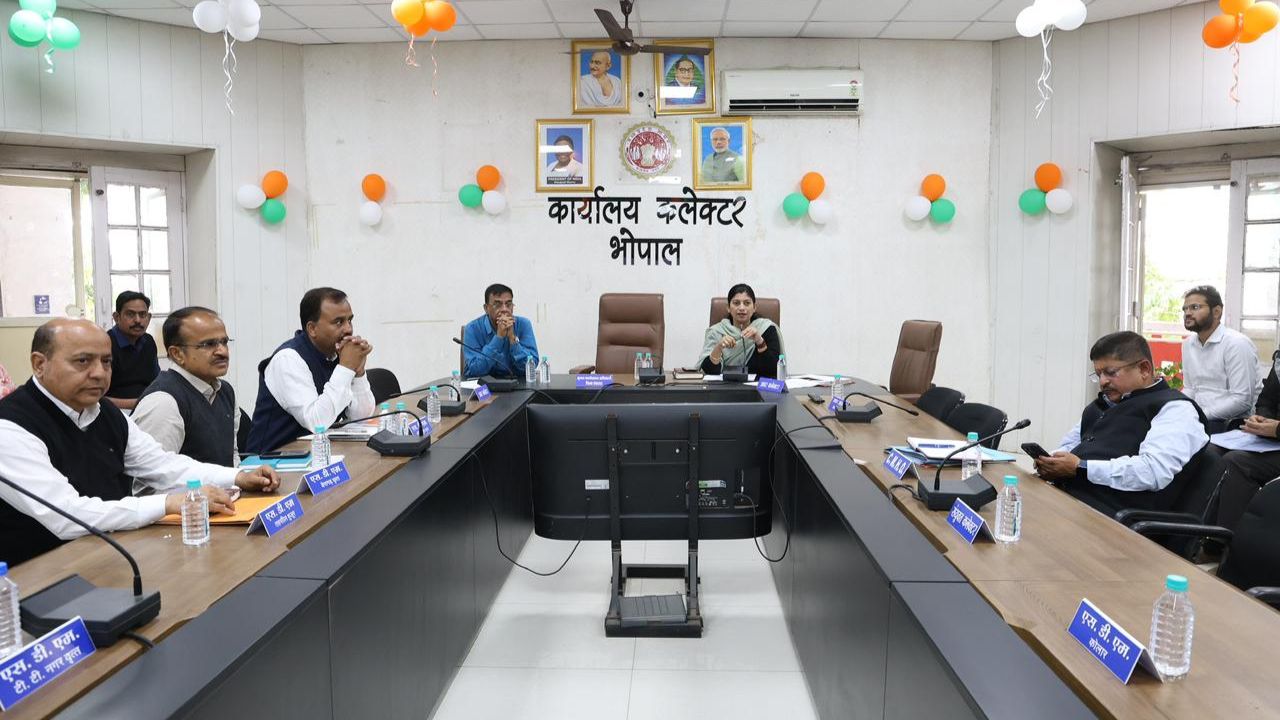 भोपाल जनगणना 2027 ट्रेनिंग के तहत 26 डिप्टी कलेक्टर व तहसीलदारों को प्रशिक्षण, परख पोर्टल से फील्ड निरीक्षण, संकल्प से समाधान अभियान की समीक्षा।