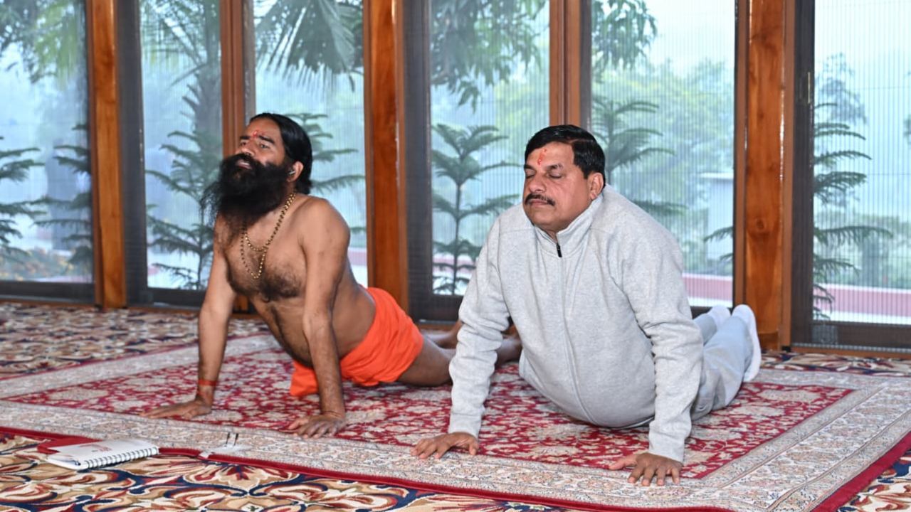 MP News: CM मोहन यादव ने हरिद्वार में पतंजलि योगपीठ के कन्या गुरुकुल में हवन और योग किया