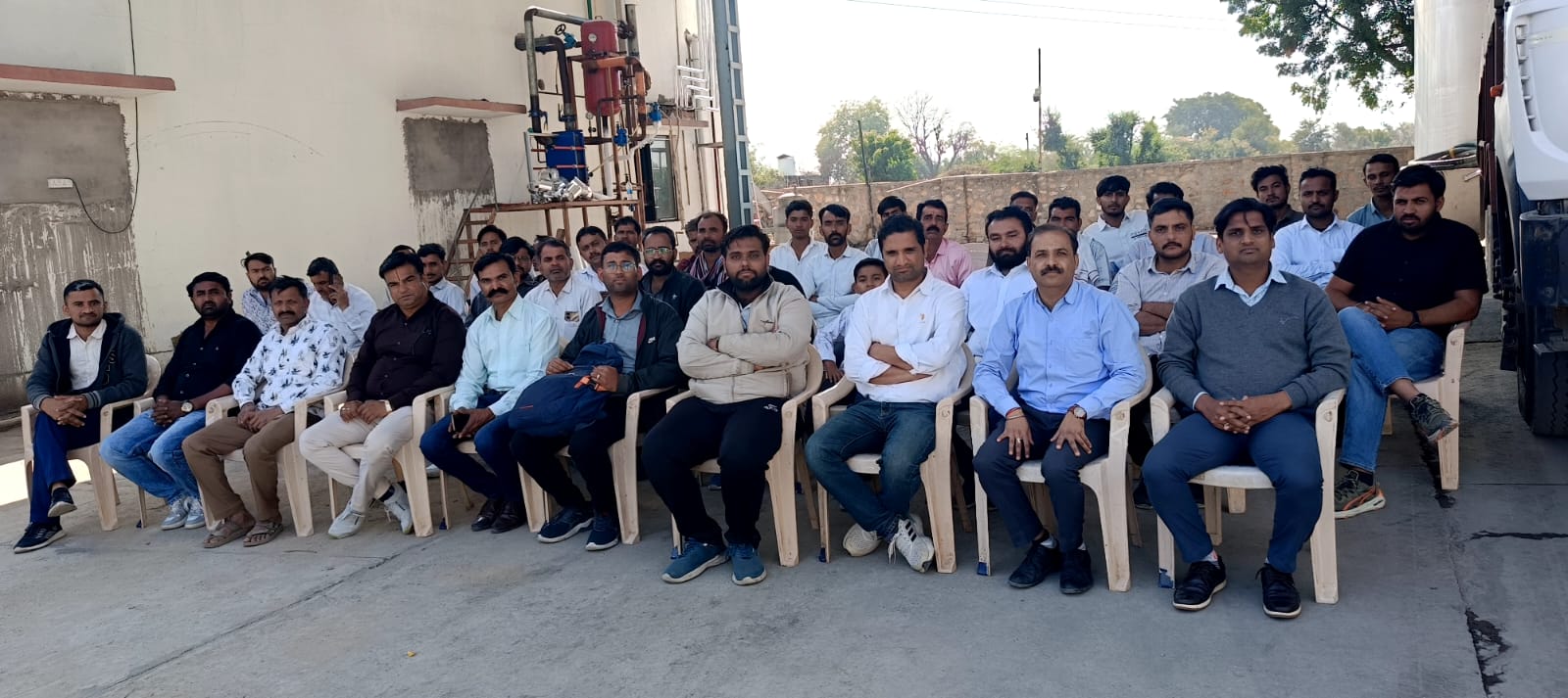 मदर डेयरी औद्योगिक भ्रमण भीनमाल: व्यापारियों को मिला डेयरी उद्योग का आधुनिक और प्रेरणादायक अनुभव