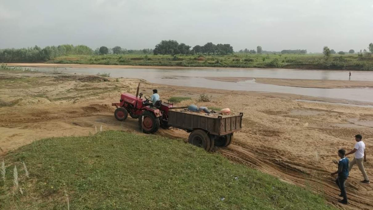 धुम्मा Godri नदी में अवैध रेत खनन, प्रशासन की निष्क्रियता पर सवाल उठे।