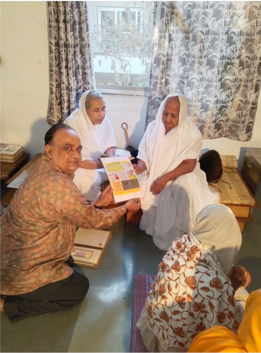National Journalist Paras Jain “Parshvmani” Receives Blessings from Revered Jain Mothers