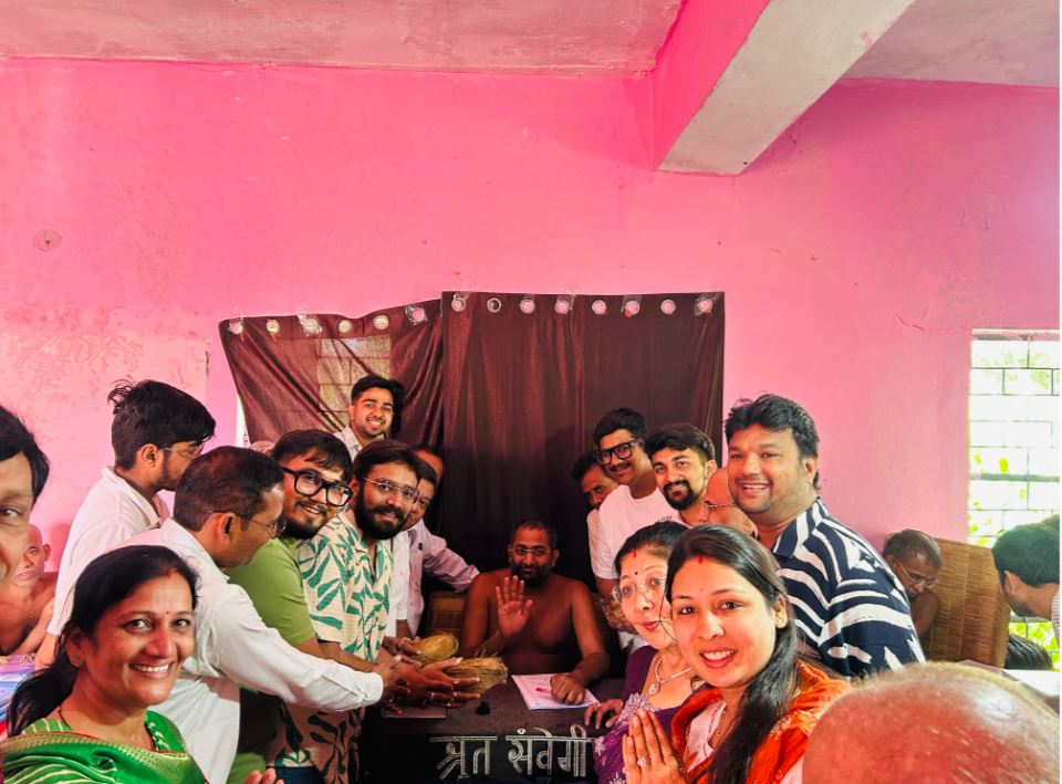 मुनि श्री आदित्य सागर जी को Indore वर्षायोग हेतु श्रीफल भेंट, 2026 का चातुर्मास पश्चिम क्षेत्र में करने का संकेत