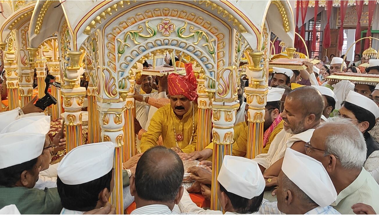 Jabalpur में पुष्पावती नगरी में ध्वजारोहण के साथ तीन दिवसीय वेदी प्रतिष्ठा महोत्सव का भव्य शुभारंभ, संजीव जैन की भजन संध्या शामिल