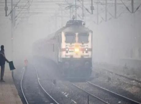 MP में घने कोहरे से रेल और सड़क यातायात प्रभावित, कई ट्रेनें 8 घंटे तक लेट, Gwalior में दृश्यता मात्र 50 मीटर