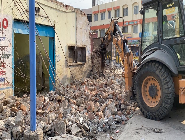 Indore: 40 फीट चौड़ी सडक़ बनाने के लिए निगम की रिमूवल टीम ने किया अतिक्रमण हटाने का काम