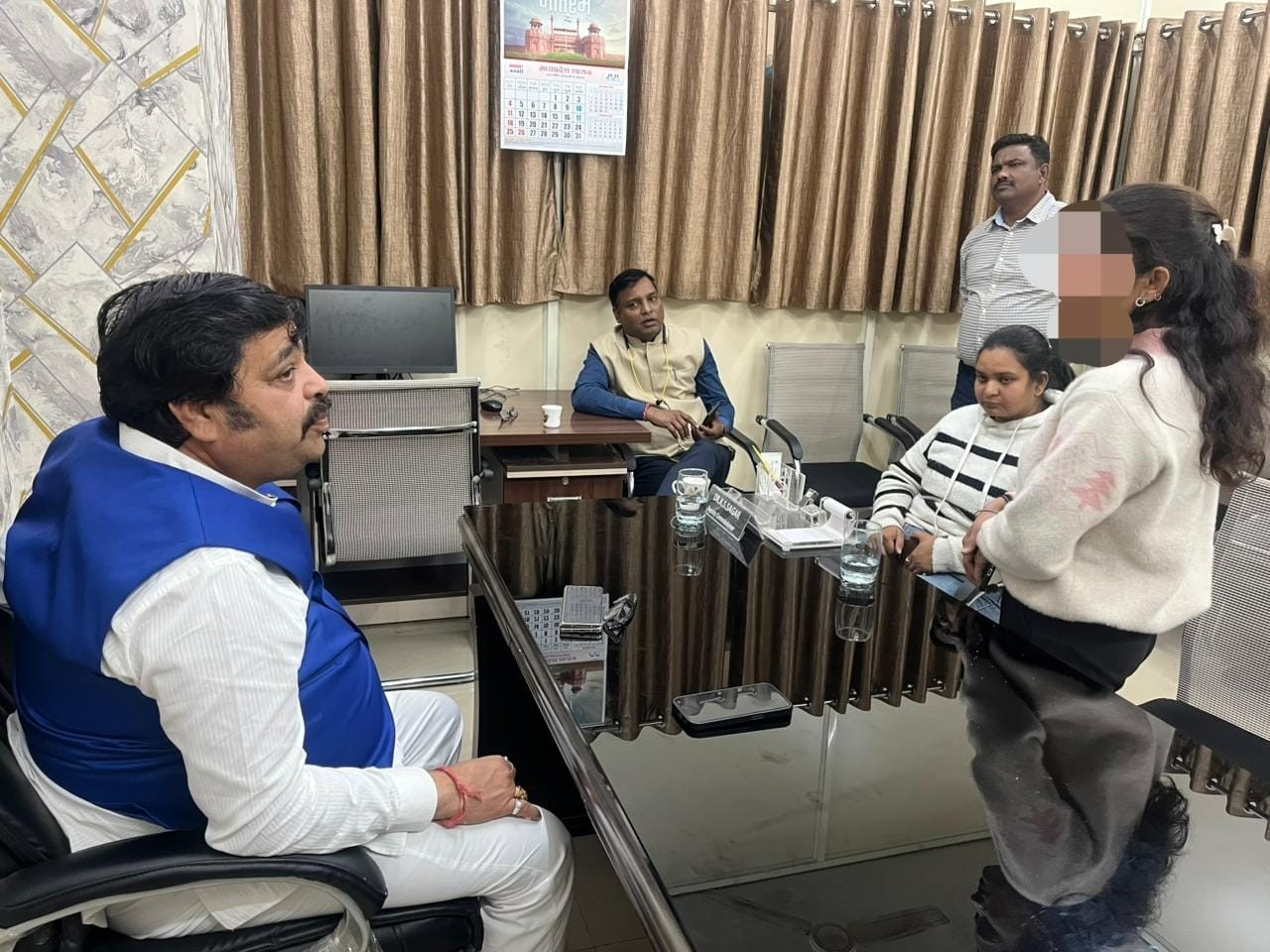 Indore नगर निगम में रिश्वतखोरी का खुलासा, एमआईसी सदस्य मनीष मामा ने कर्मचारी को रंगे हाथों पकड़ा