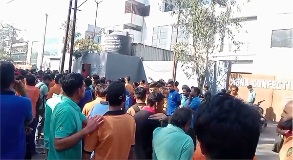 Indore: आशा कन्फेक्शनरी फैक्ट्री में वेतन और PF न मिलने पर सैकड़ों कर्मचारी सड़कों पर उतरे