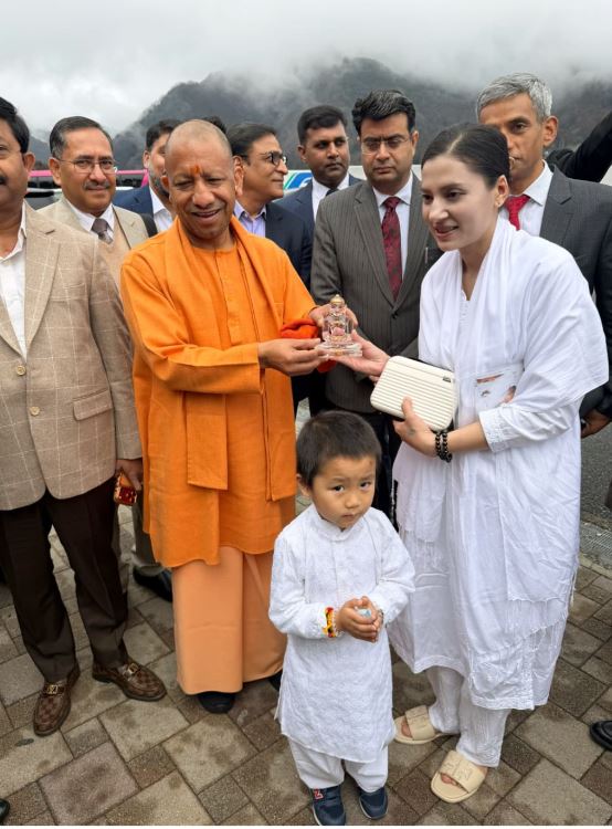 Yogi Adityanath से टोक्यो में भावपूर्ण भेंट, जैन मंत्रों की गूंज