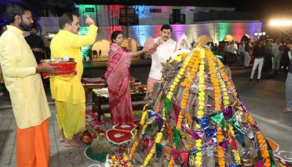 CM निवास पर भव्य होलिका दहन: गौ-काष्ठ से किया गया पारंपरिक अनुष्ठान, डॉ. मोहन यादव ने प्रदेशवासियों को होली की शुभकामनाएं दीं