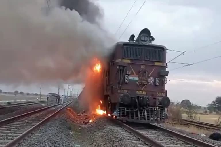 Bina-Katni रेल मार्ग पर मालगाड़ी की बोगी में आग, रेल कर्मियों की त्वरित कार्रवाई से टला बड़ा हादसा