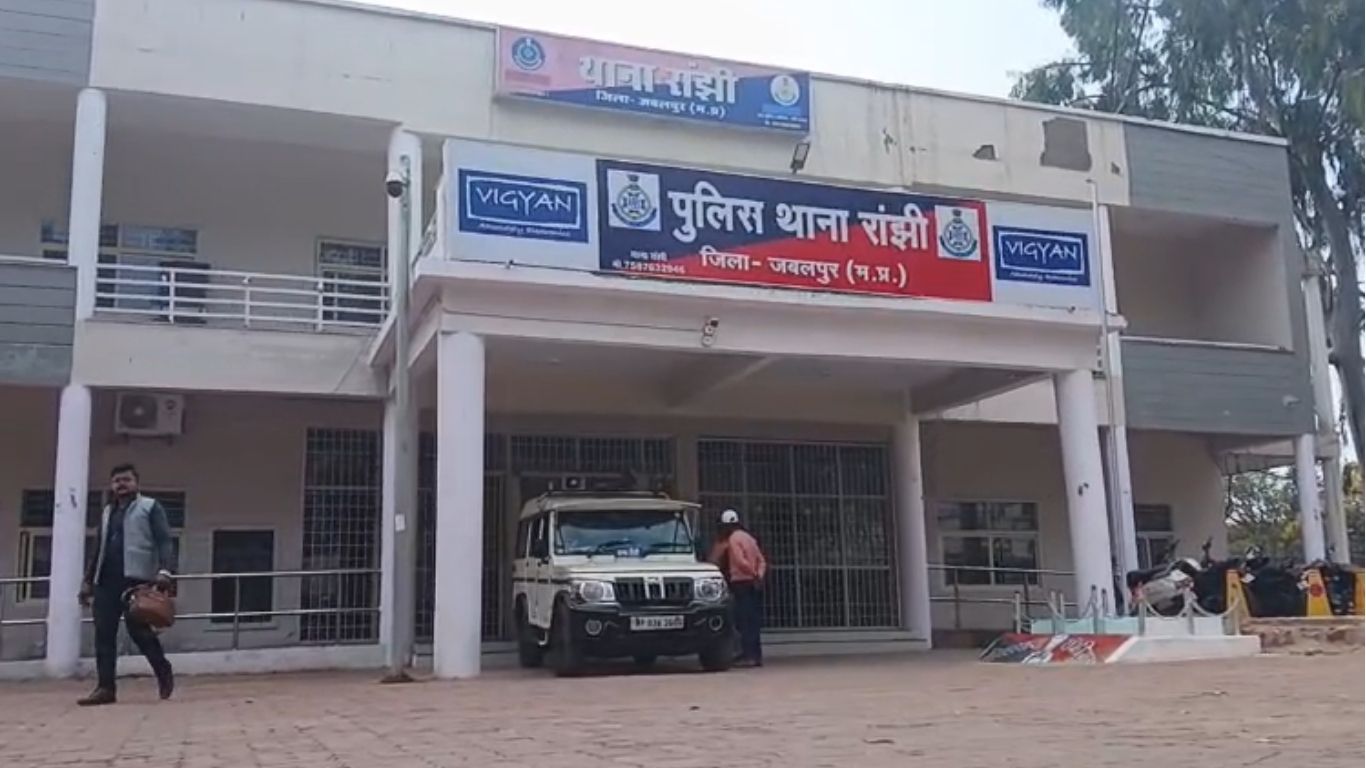 Jabalpur  के खमरिया ऑर्डिनेंस फैक्ट्री में नौकरी दिलाने के नाम पर 30 लाख की ठगी।