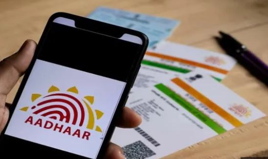 Bank अकाउंट फ्रीज से बचें: Aadhaar नाम, जन्मतिथि और मोबाइल नंबर अपडेट करें, KYC सही रखें और समस्याओं से बचें