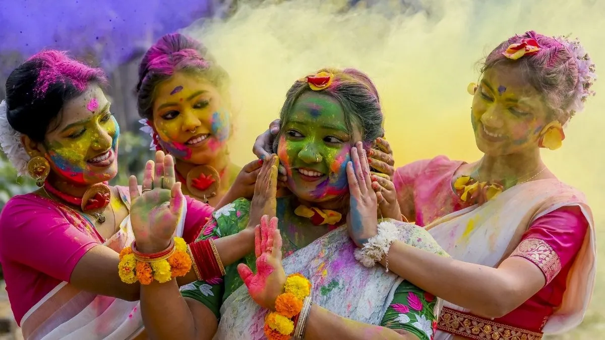 Holi 2026: बच्चों के रंगे कपड़ों को देने से पहले जानें वास्तु और टोटके की सावधानियां