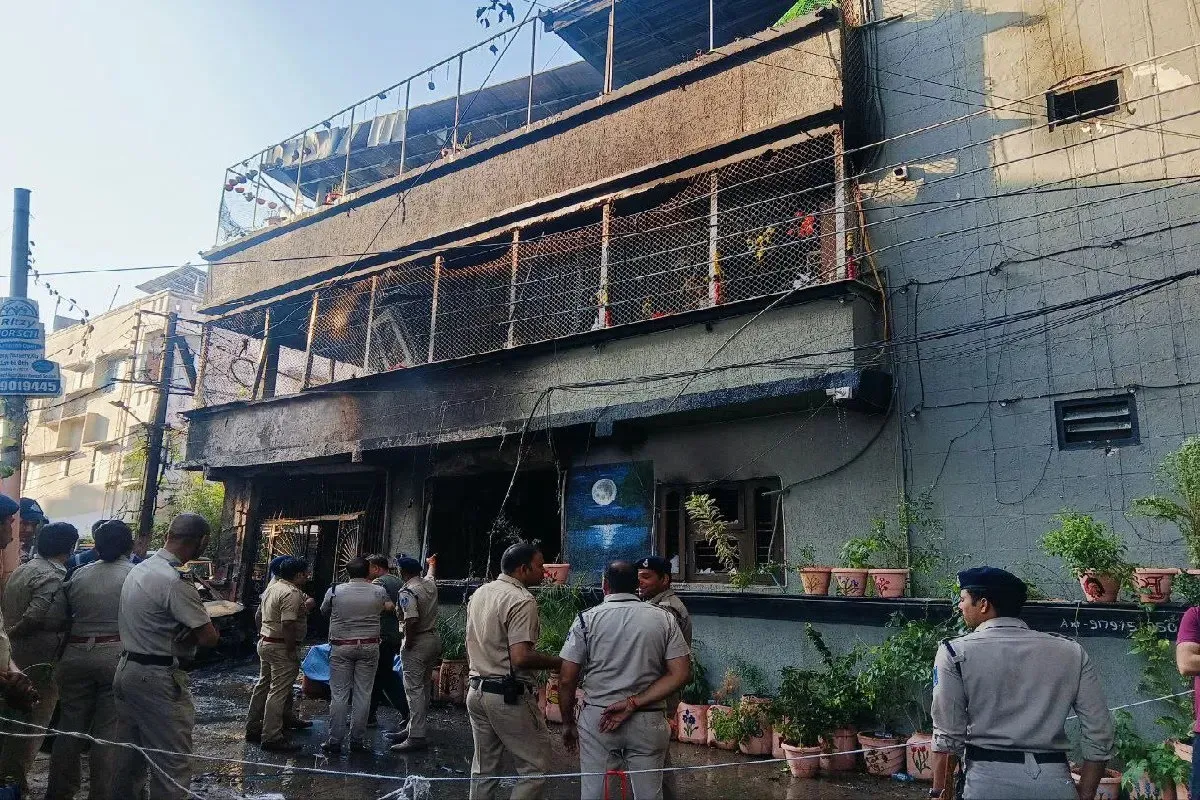 Indore ब्रजेश्वरी कॉलोनी में ईवी चार्जिंग पॉइंट शॉर्ट सर्किट से भीषण आग, 2 बच्चों समेत 8 की मौत