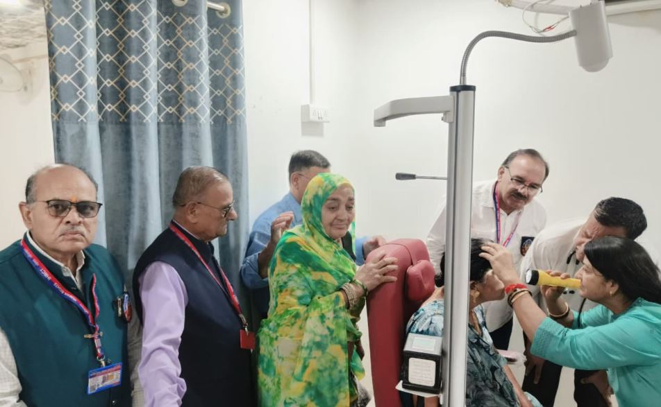 कंचन हास्पिटल Dhar में भारतीय मानव अधिकार सहकार ट्रस्ट द्वारा निःशुल्क नेत्र जांच शिविर आयोजित, 110 मरीजों का परीक्षण, 32 ऑपरेशन के लिए चयनित