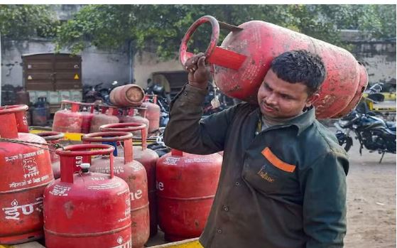 LPG रसोई गैस के बढ़ते दाम, उज्जवला योजना पर फिलहाल कोई असर नहीं