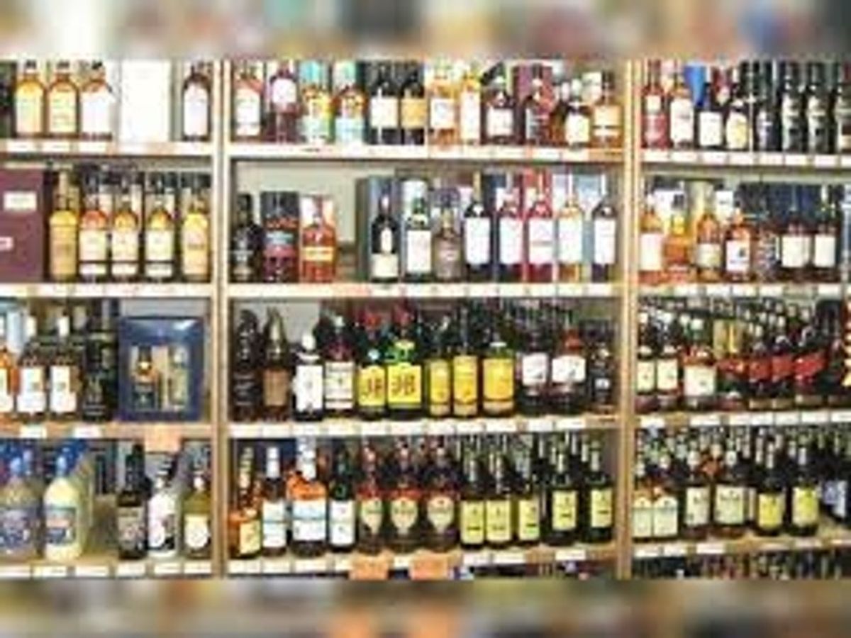 Indore में शराब दुकानों की नीलामी में बंपर बोली, मांग बढ़ने से कीमतों में उछाल