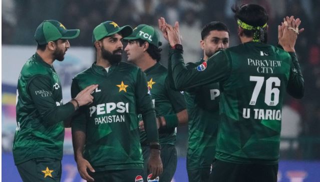 “कामरान अकमल ने बांग्लादेश सीरीज हार के बाद PCB पर उठाए सवाल, टीम के खराब प्रदर्शन और ICC ट्रॉफी की चिंता जताई”